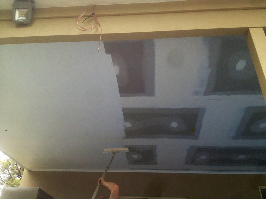 Painting a set plasterboard ceiling with a roller