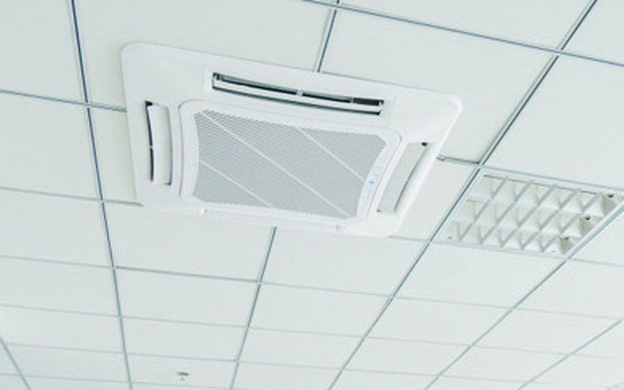 Suspended grid ceiling with an air-conditioning cassette in an office